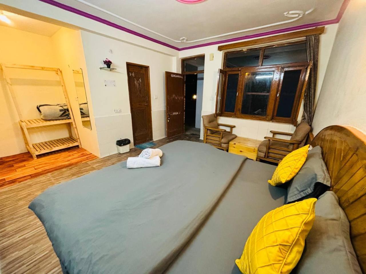 Cafe Monkbase- Food And Stay - Manali (Himachal Pradesh) — Photos 1